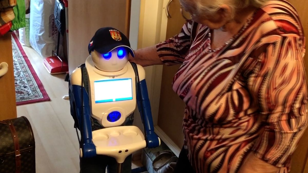 Robot Robin baví seniory. Zamíří také do nemocnic a knihovny